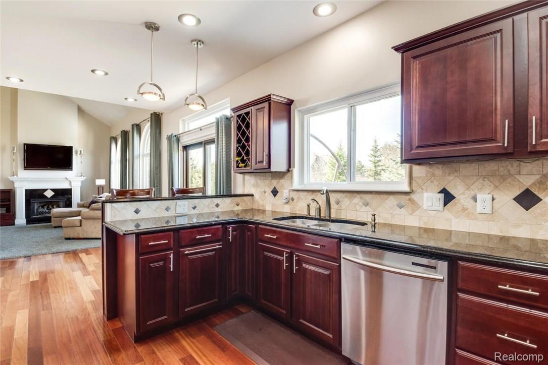 3215 Silverbrook Drive Rochester, MI 48306 - Photo 13 of 40 Kitchen