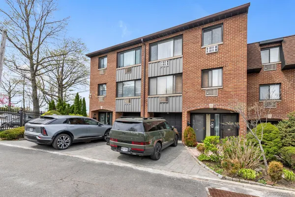 $769,000 | 15405 Riverside Drive, Unit 12B | Beechhurst