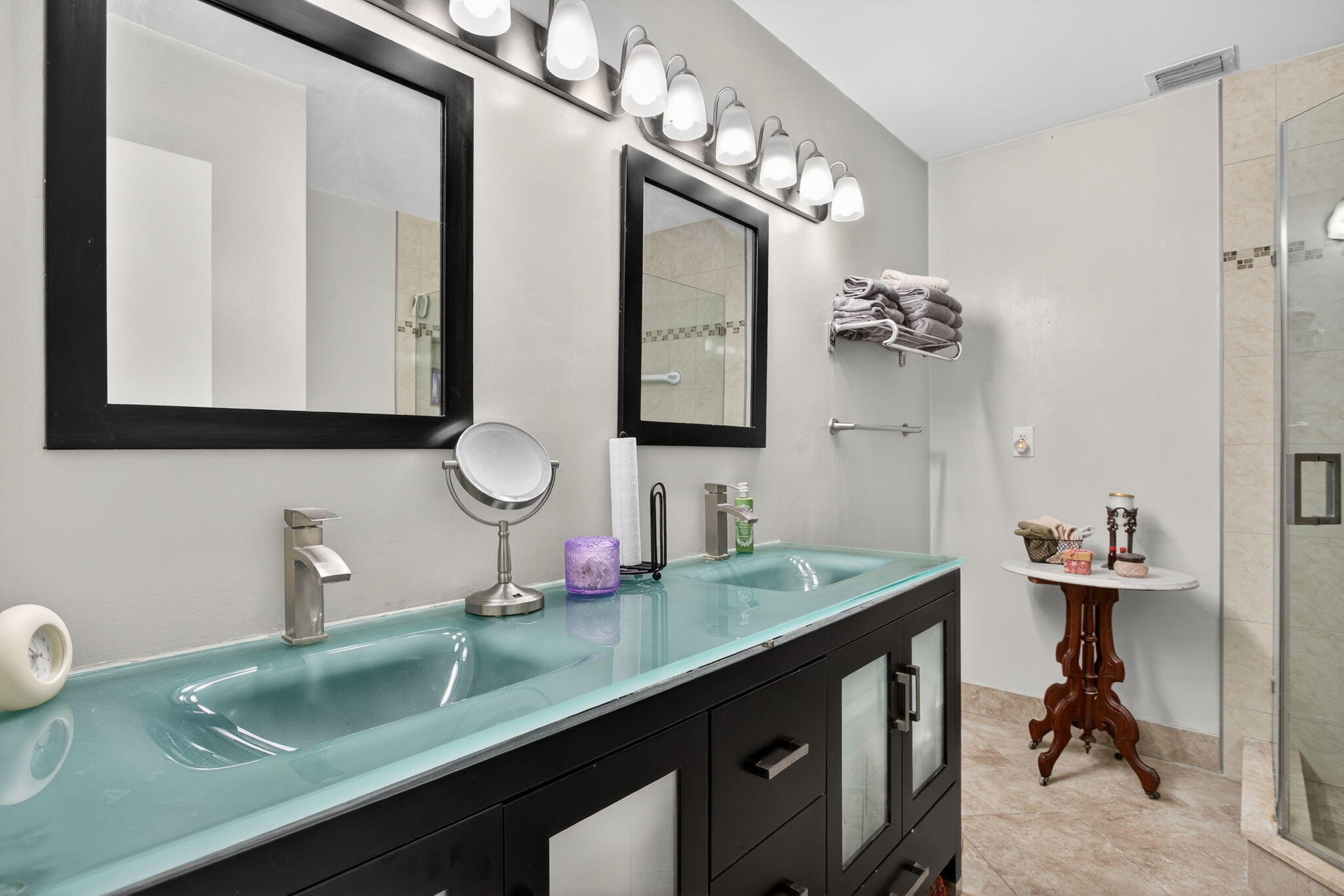 2122 Northeast 44th Street Lighthouse Point, FL 33064 - Photo 26 of 36 Full Bath upstairs - Dble sinks
