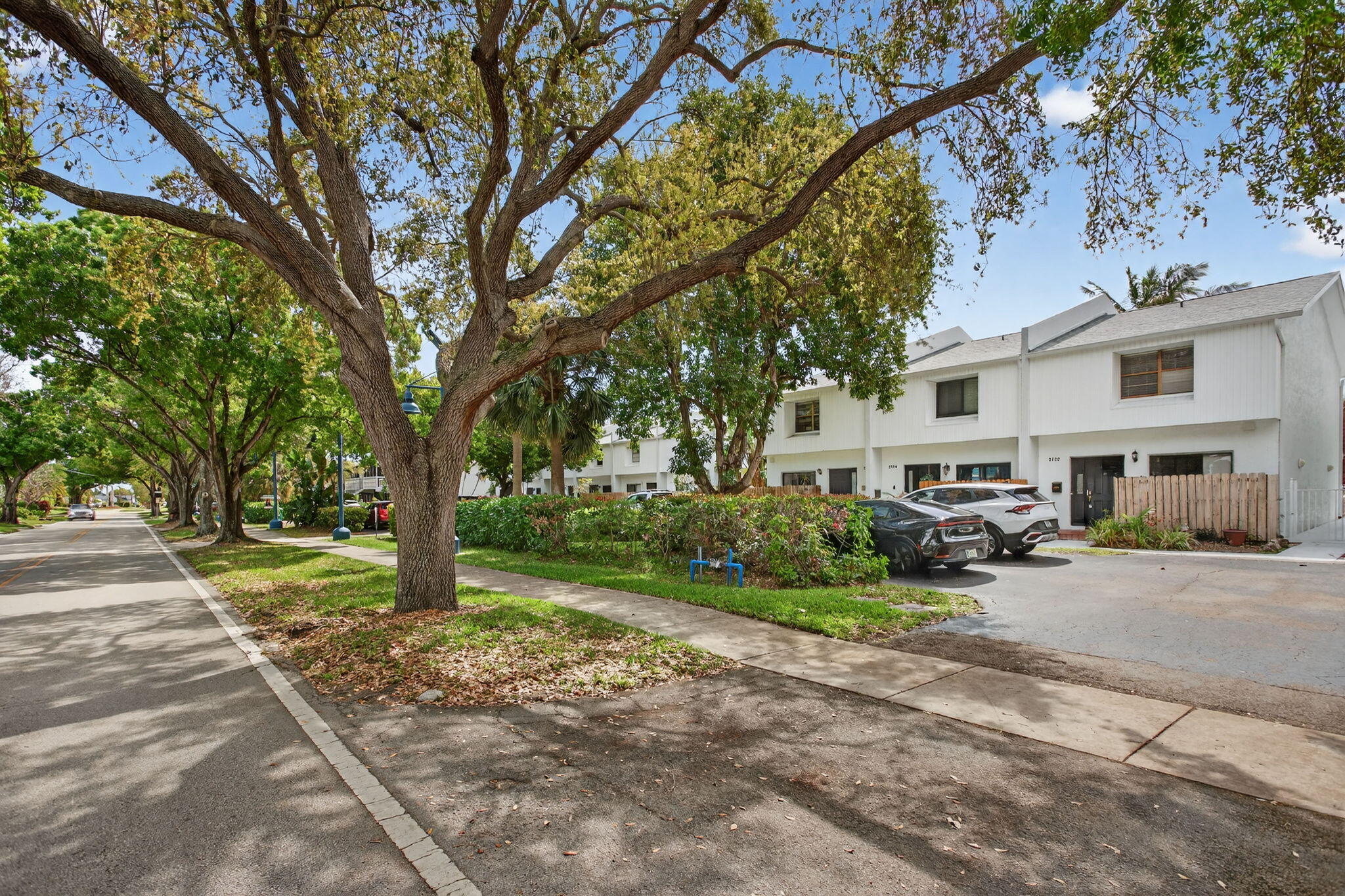 2122 Northeast 44th Street Lighthouse Point, FL 33064 - Photo 3 of 36 Beautiful Neighborhood