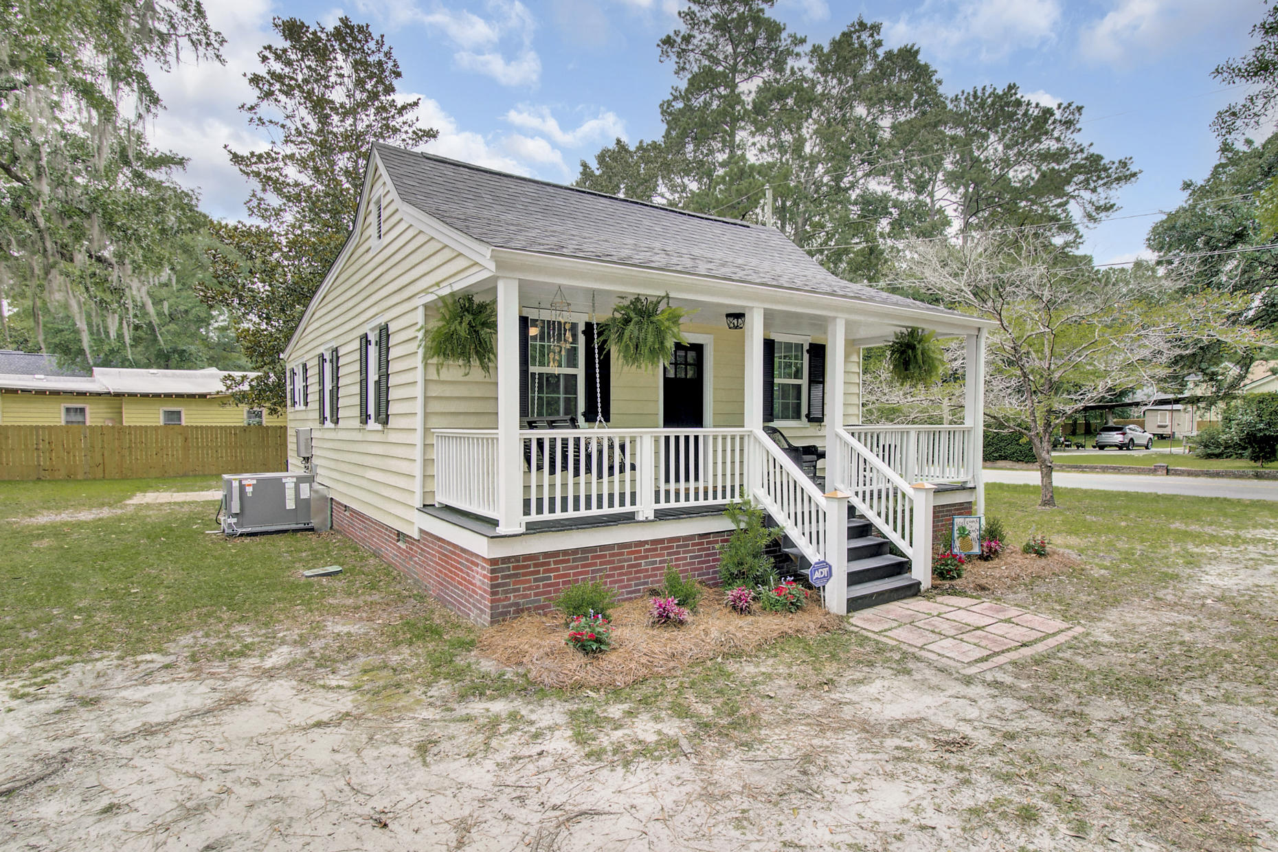 302 Rutherford Street Summerville, SC 29483 - Photo 6 of 44 7