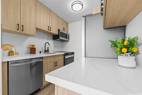 $395,000 | 2092 Kūhiō Avenue, Unit 1404, Honolulu, HI 96815