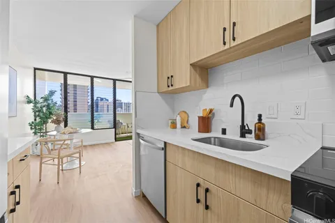 $395,000 | 2092 Kūhiō Avenue, Unit 1404, Honolulu, HI 96815