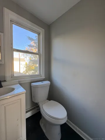 $2,000 | 192 Shaw Street, Unit 2, New London, CT 06320