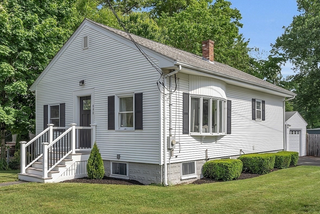 a view of a house with a yard