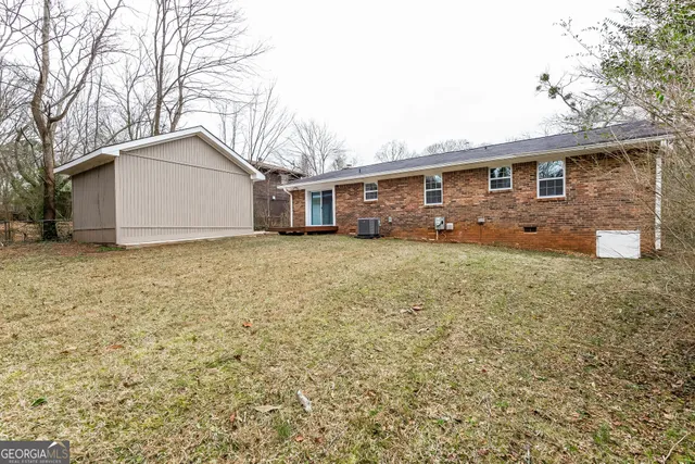 a view of a house with a yard