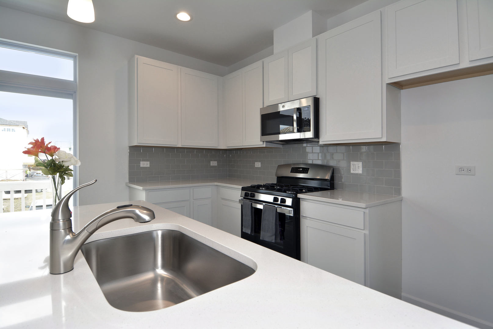 309 Timberleaf Circle Roselle, IL 60172 - Photo 5 of 16 a kitchen with kitchen island a sink and appliances