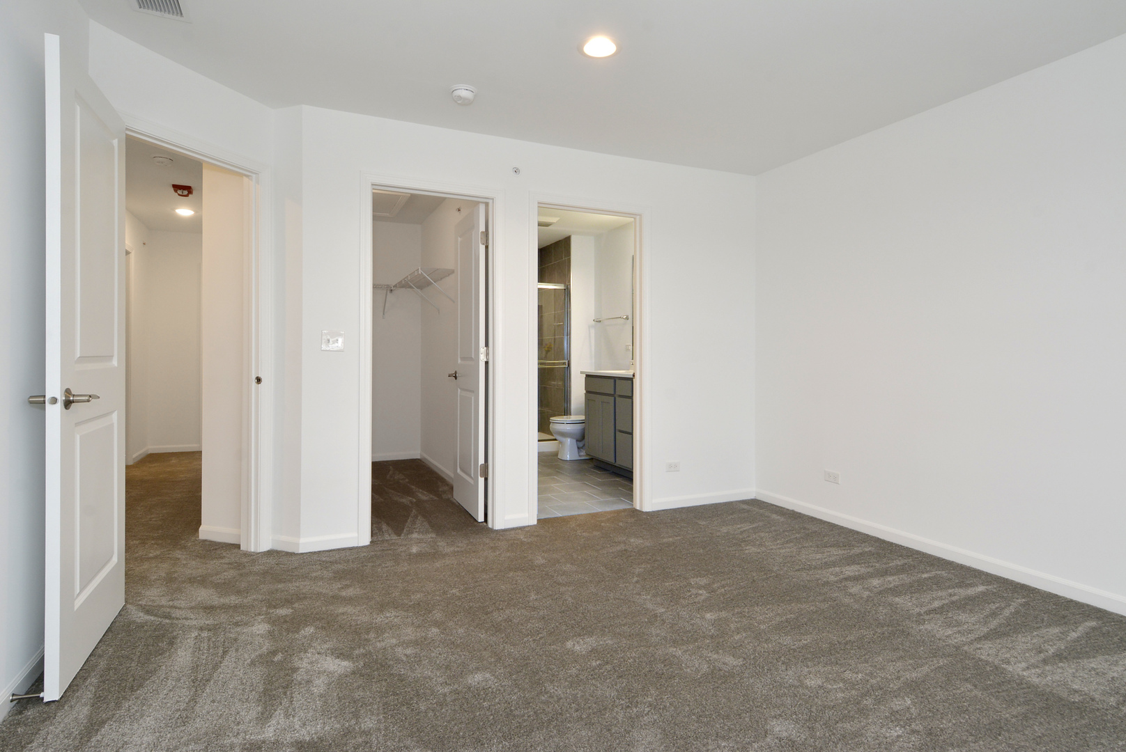 309 Timberleaf Circle Roselle, IL 60172 - Photo 7 of 16 an empty room with closet and mirror