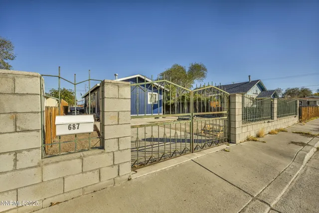 a view of a house with a backyard