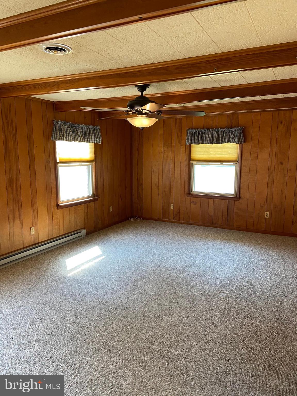 104 Killarney Road Cambridge, MD 21613 - Photo 7 of 38 Family room ,Hunter Douglas blinds Berber carpet
