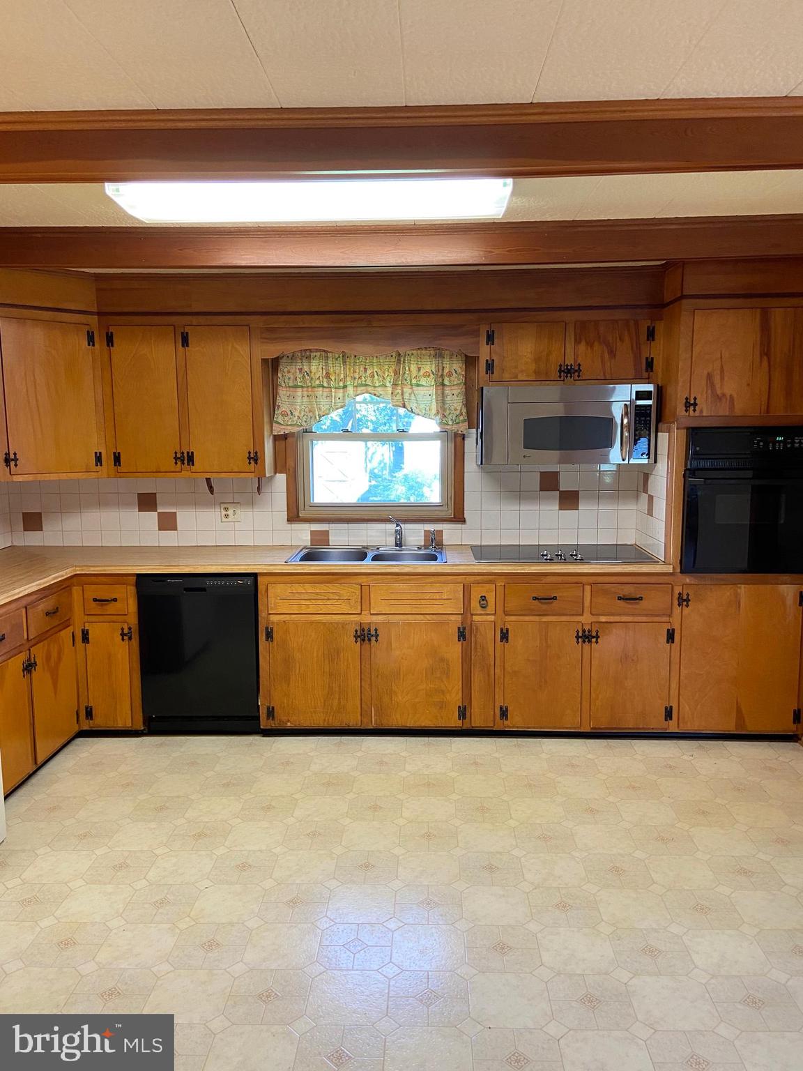 104 Killarney Road Cambridge, MD 21613 - Photo 9 of 38 Kitchen sturdy built cabinets tile backsplash