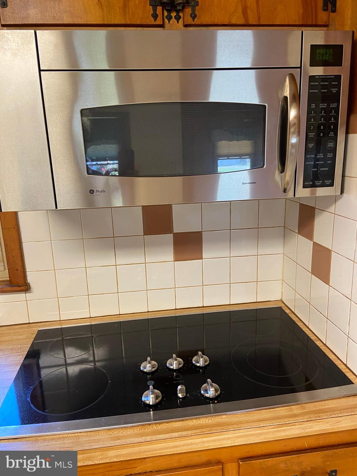 104 Killarney Road Cambridge, MD 21613 - Photo 10 of 38 Cook top and microwave