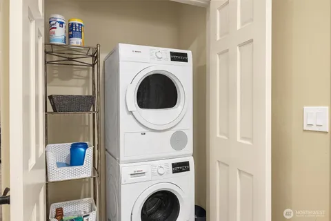 a view of entryway with washer and dryer