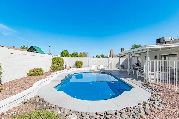 $3,995 | 250 West Utopia Road, Phoenix, AZ 85027