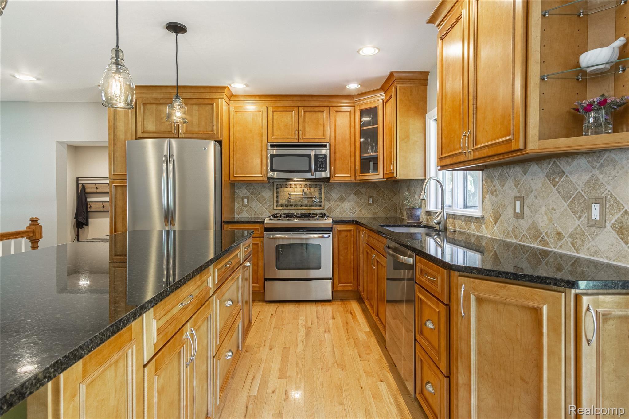 93 Texas Avenue Rochester, MI 48309 - Photo 12 of 39 Interiors (10 of 38).jpg