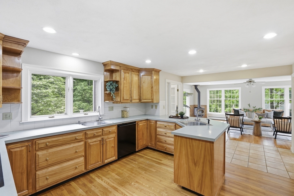 106 Concord Road Bedford, MA 01730 - Photo 5 of 38