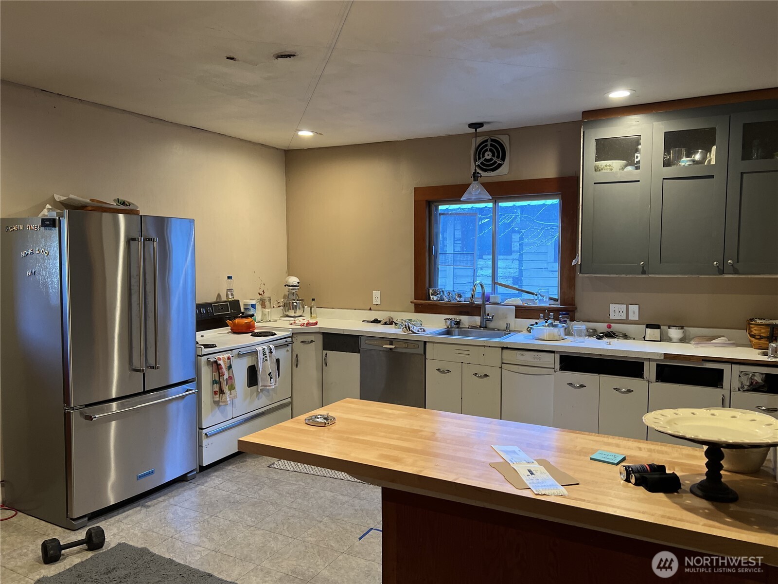 136 4th Street Roslyn, WA 98941 - Photo 4 of 5 a kitchen with granite countertop stainless steel appliances and wooden cabinets