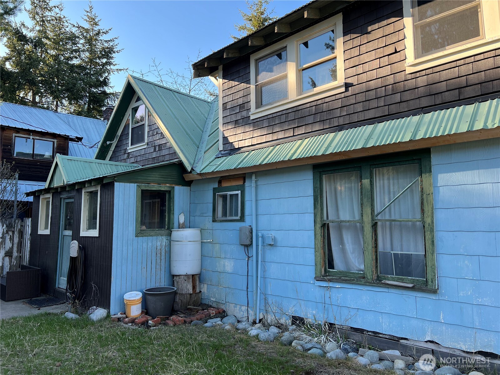 136 4th Street Roslyn, WA 98941 - Photo 5 of 5 a front view of a house with garden
