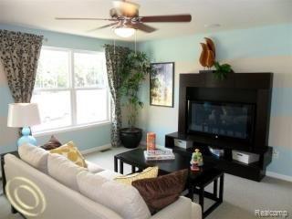 2424 Barkhill Road Canton, MI 48188 - Photo 6 of 19 Saratoga Family room.jpg