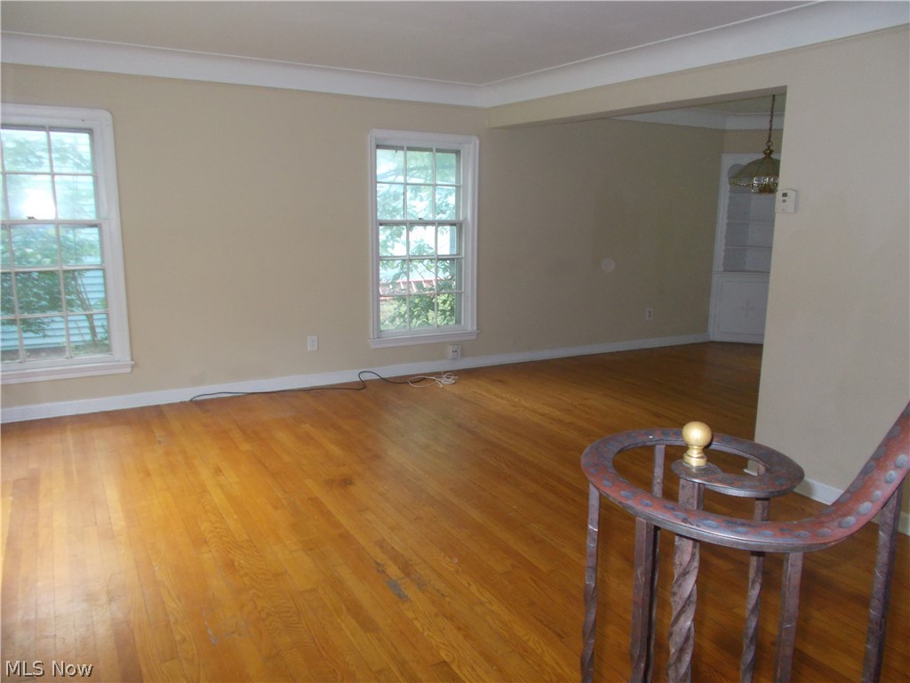 1674 Crest Road Cleveland, OH 44121 - Photo 4 of 12