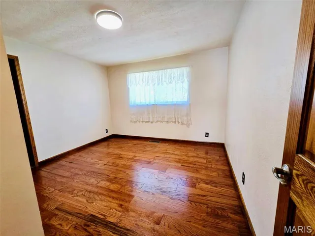 $189,900 | 916 Sommerfield Drive, Houston, MO 65483