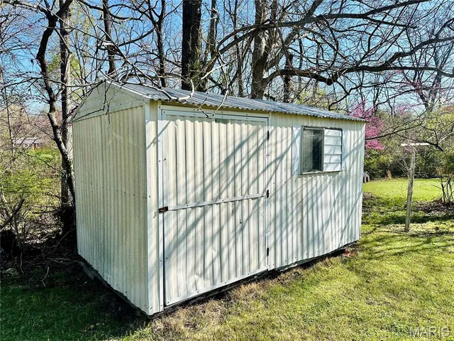 $189,900 | 916 Sommerfield Drive, Houston, MO 65483