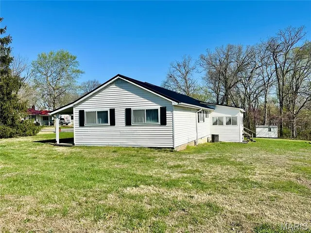 $189,900 | 916 Sommerfield Drive, Houston, MO 65483