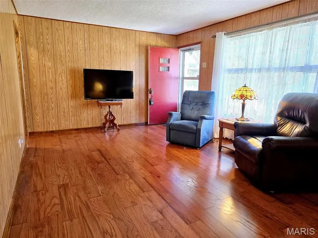 $189,900 | 916 Sommerfield Drive, Houston, MO 65483