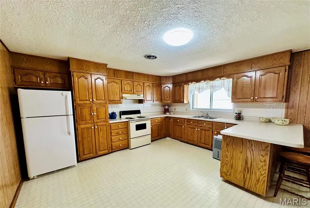 $189,900 | 916 Sommerfield Drive, Houston, MO 65483