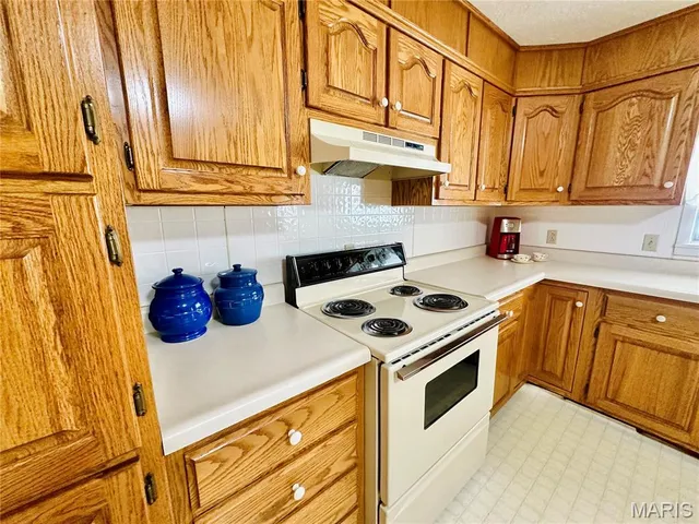 $189,900 | 916 Sommerfield Drive, Houston, MO 65483