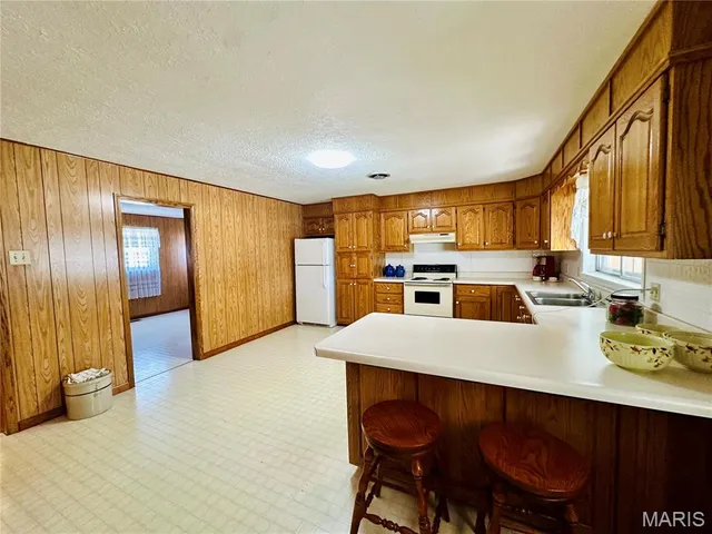 $189,900 | 916 Sommerfield Drive, Houston, MO 65483