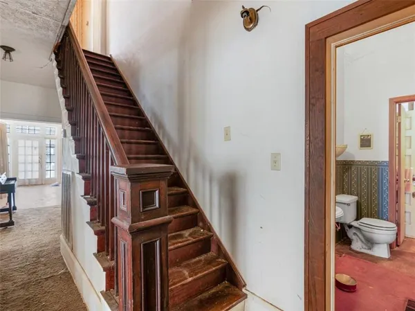 a view of an entryway and livingroom