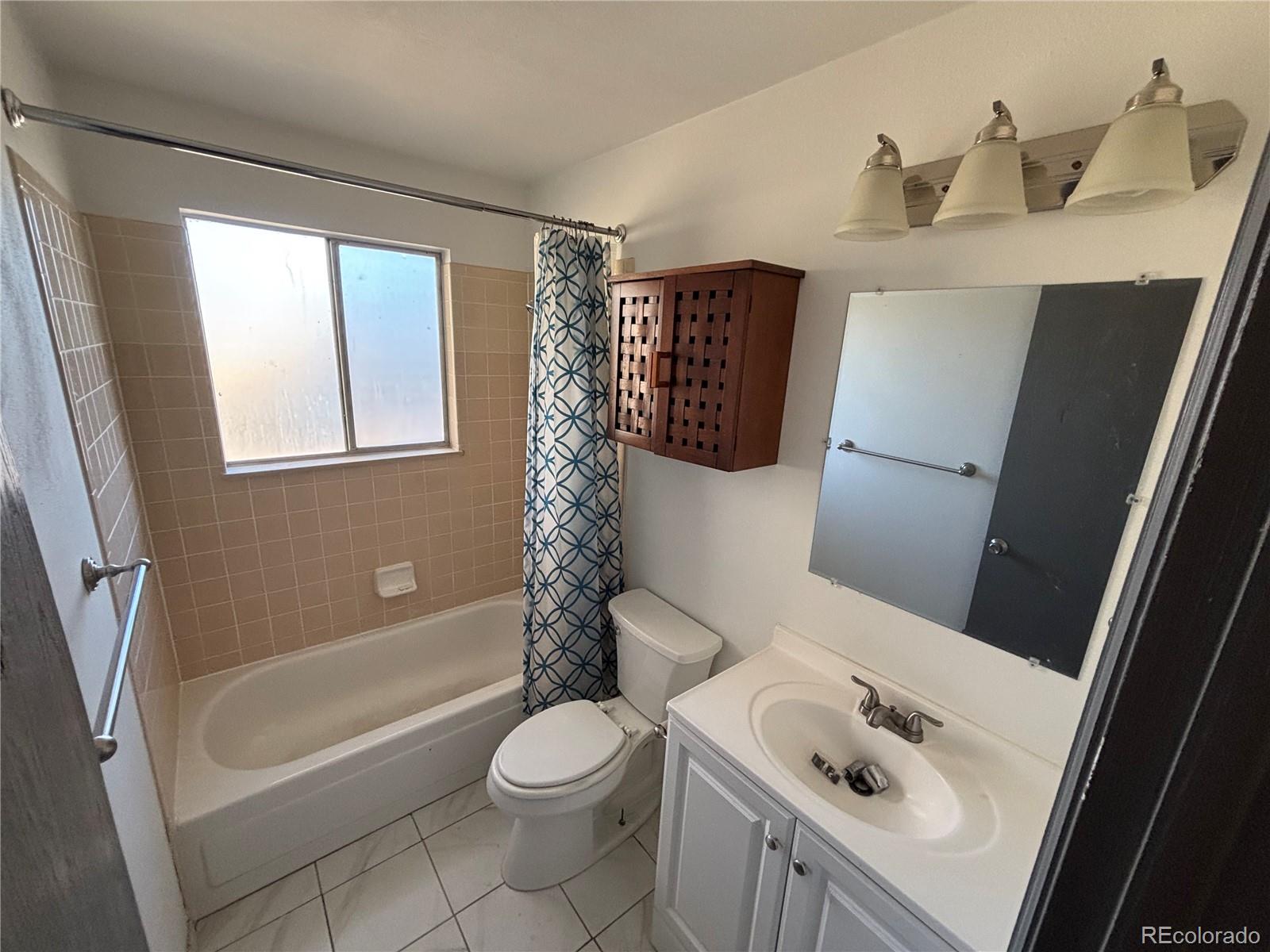 9162 Cody Street Broomfield, CO 80021 - Photo 7 of 29 a bathroom with a sink a toilet and bathtub