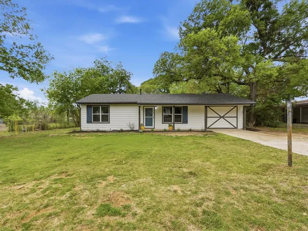a view of a house with a backyard