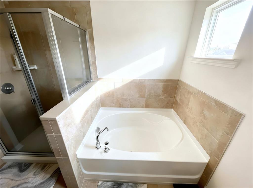 602 Lofty Lane Atlanta, GA 30331 - Photo 21 of 38 a bathroom with a bathtub