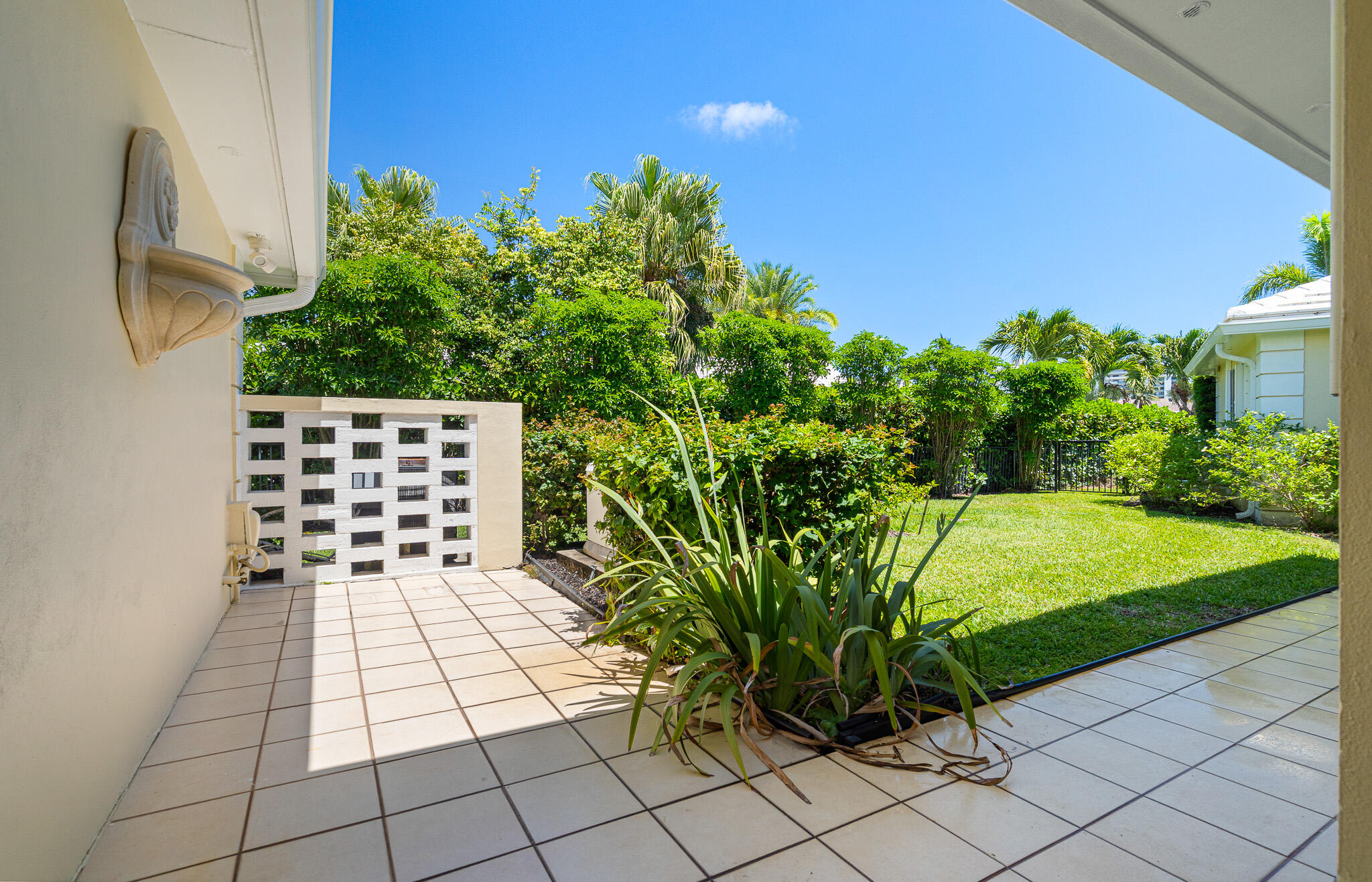 57 Cayuga Road Sea Ranch Lakes, FL 33308 - Photo 67 of 79 Side Yard