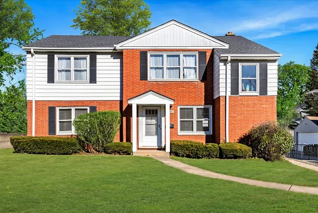 $3,495 | 580 Ivy Court, Unit 2, Lake Forest, IL 60045