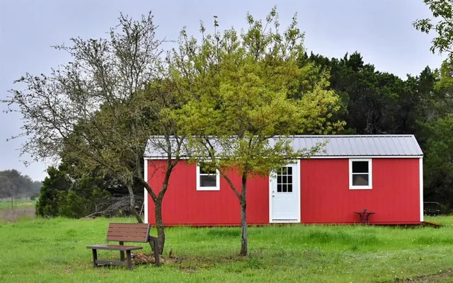 a view of a large yard with lots of green space