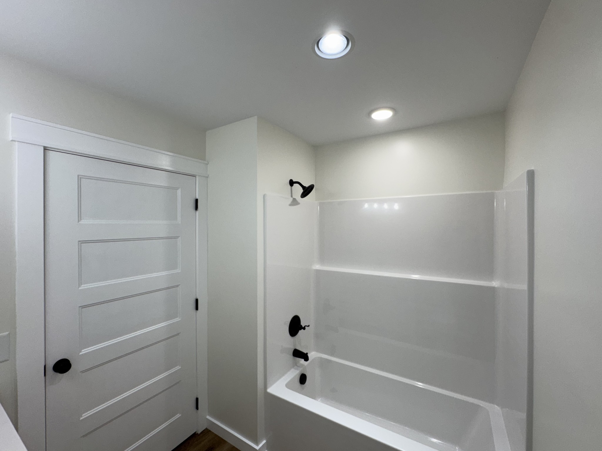 706 Courthouse View Street Lafayette, TN 37083 - Photo 21 of 27 a bathroom with a bathtub