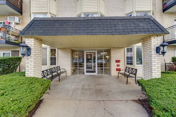 $199,000 | 5506 Lincoln Avenue, Unit A521, Morton Grove, IL 60053