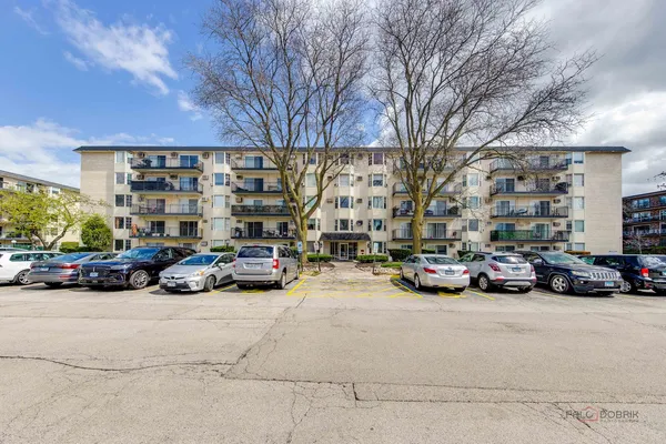 $199,000 | 5506 Lincoln Avenue, Unit A521, Morton Grove, IL 60053