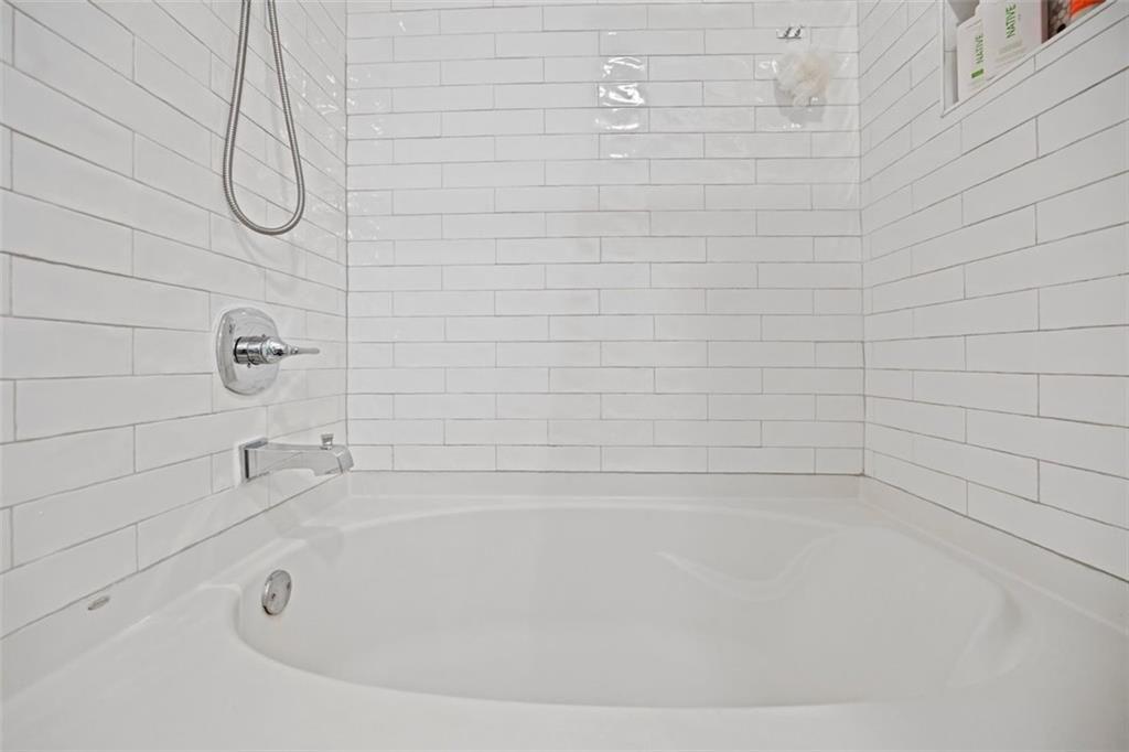 250 Pharr Road Northeast, Unit 602 Atlanta, GA 30305 - Photo 20 of 38 a bathroom with a bathtub
