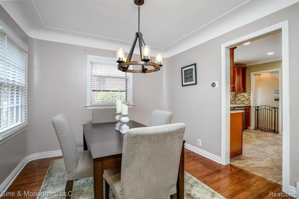 1624 Roslyn Road Grosse Pointe Woods, MI 48236 - Photo 5 of 31