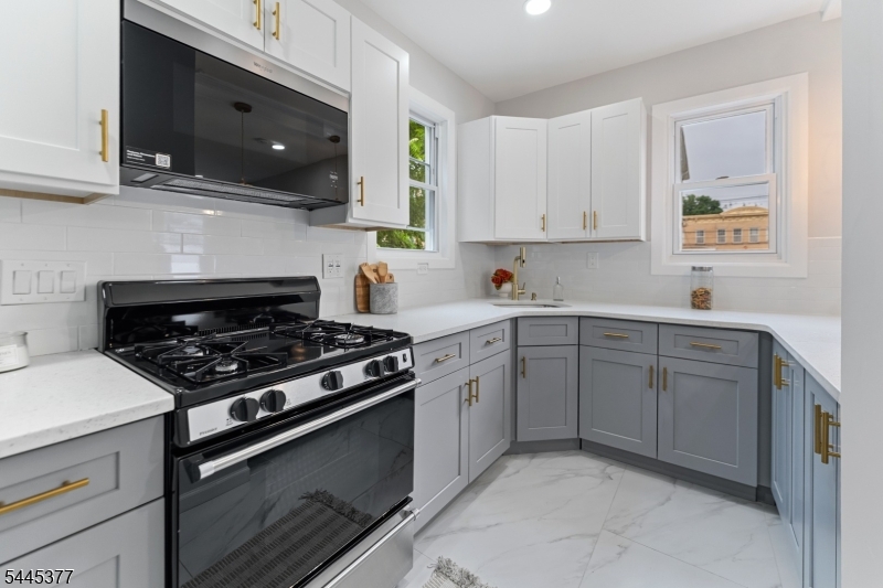 947 William Street Elizabeth, NJ 07201 - Photo 4 of 19