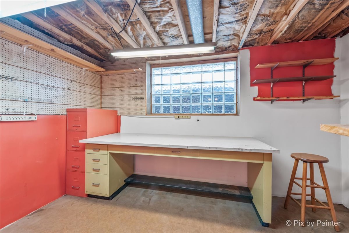 411 Krause Avenue Streamwood, IL 60107 - Photo 31 of 54 a room with furniture