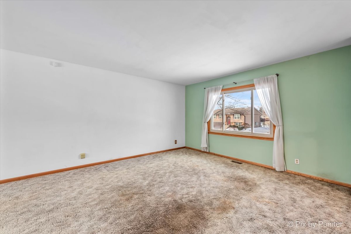 411 Krause Avenue Streamwood, IL 60107 - Photo 7 of 54 an empty room with window