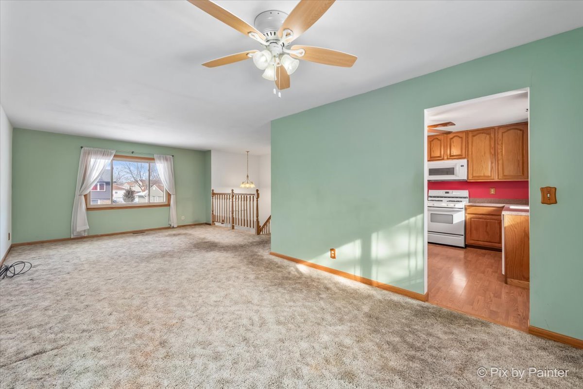 411 Krause Avenue Streamwood, IL 60107 - Photo 9 of 54 a view of a livingroom with furniture
