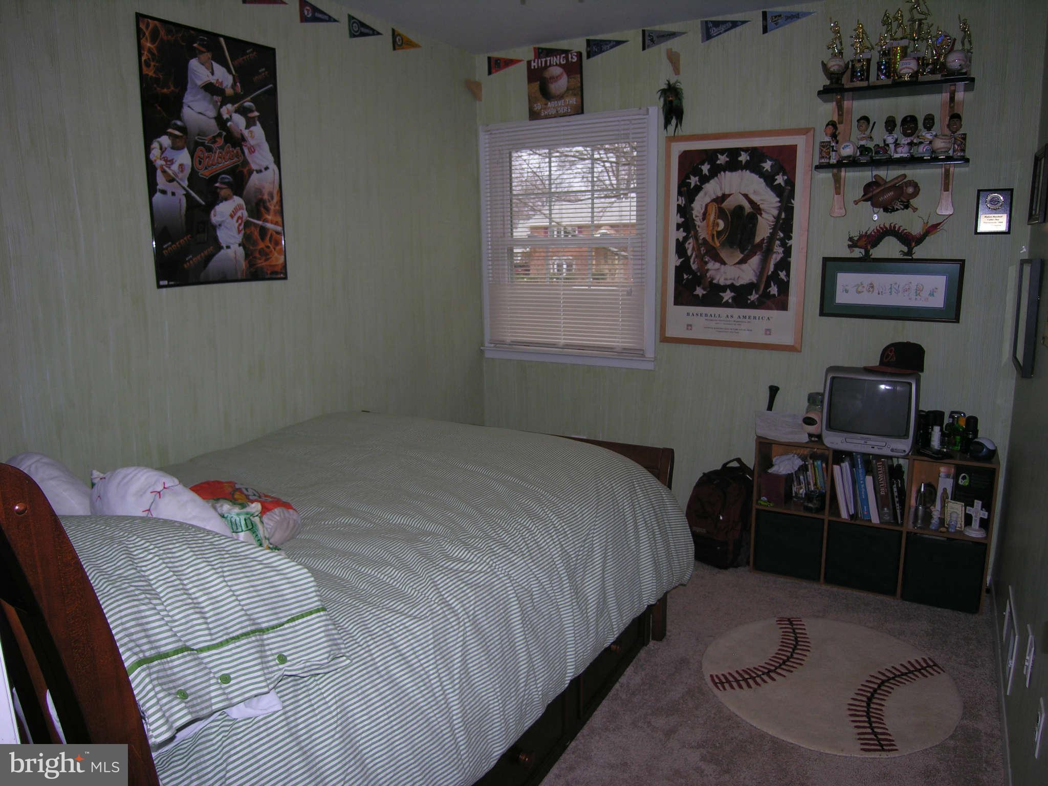 4111 Lees Corner Road Chantilly, VA 20151 - Photo 18 of 19 a bedroom with a bed and wall painting