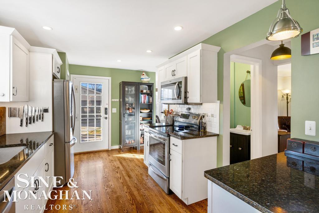 1379 Hampton Road Grosse Pointe Woods, MI 48236 - Photo 9 of 42