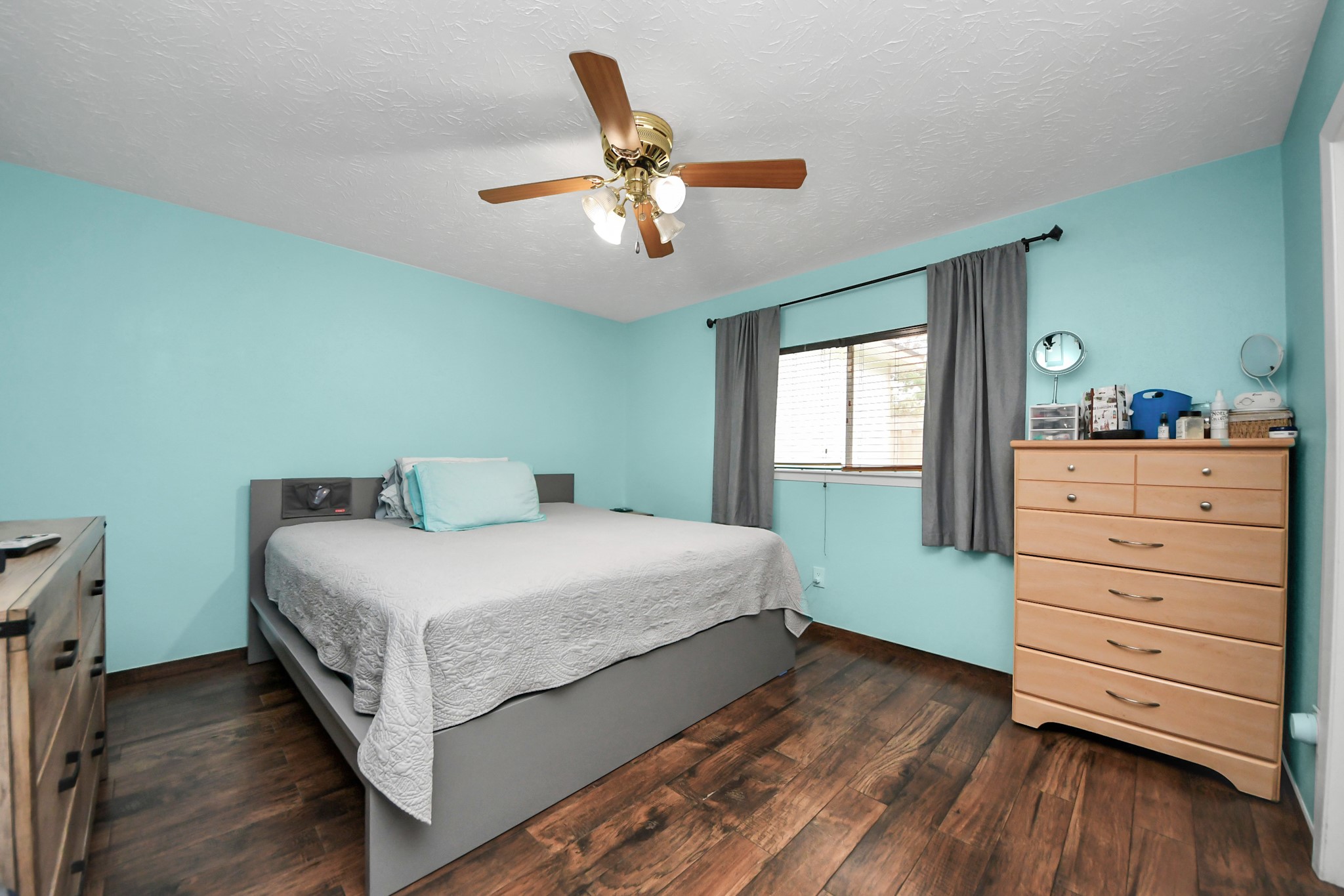 9634 Thistle Trail Drive Houston, TX 77070 - Photo 11 of 22 a bedroom with a bed and window